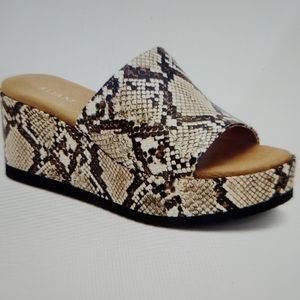 Women's step platform sandals